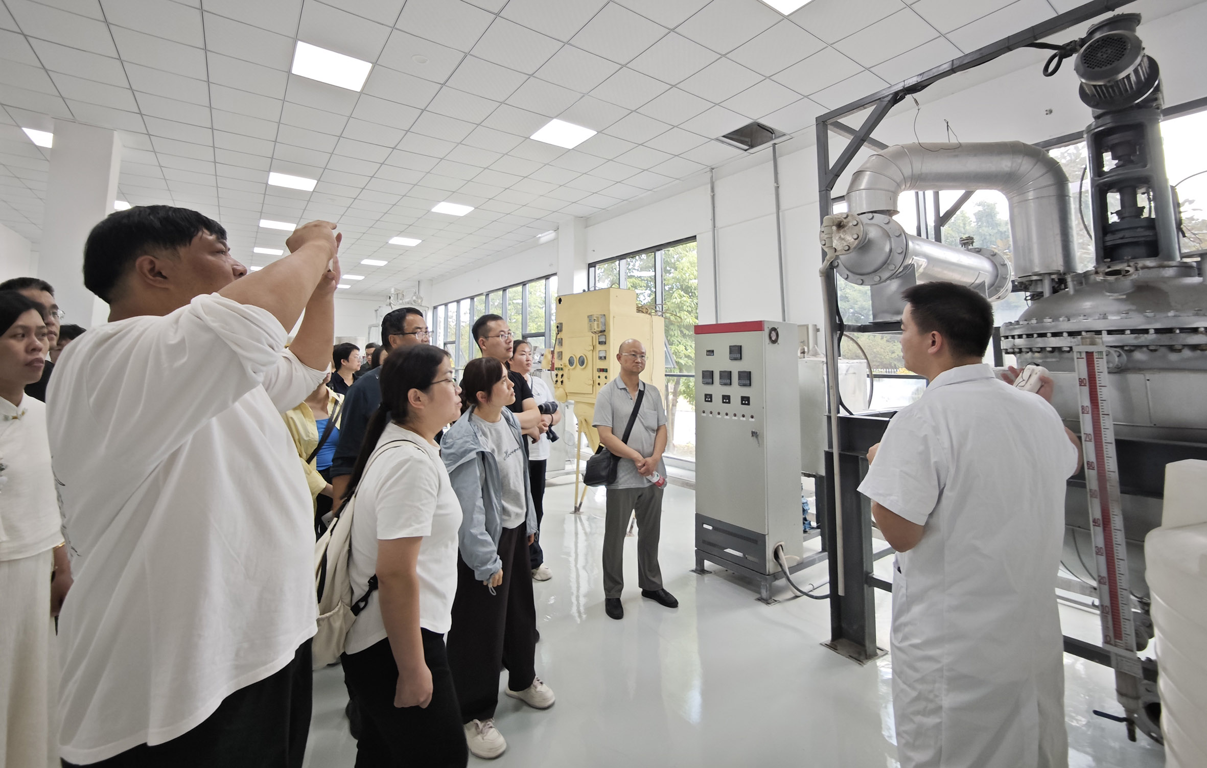 井礦鹽檢測(cè)中心迎來(lái)全國(guó)鹽業(yè)質(zhì)檢會(huì)議代表參觀(guān)交流